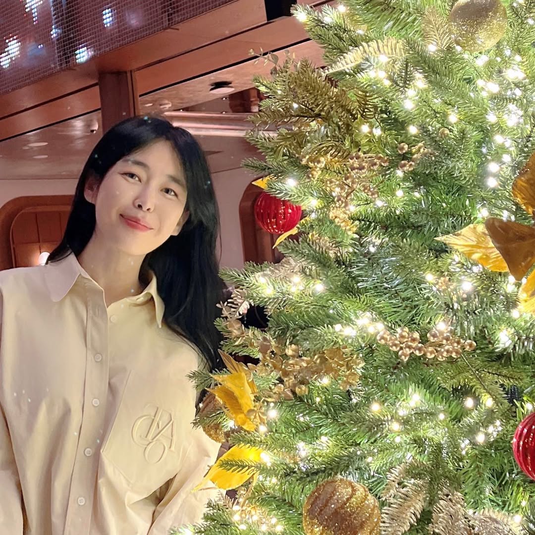 Hana continues her habit of standing beside a Christmas tree through the years 🎄🫶🏻

2022                                  2023
2024                                  2025
