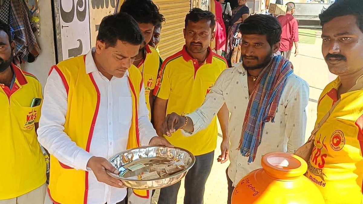 shivanandyadah4's tweet photo. ಶ್ರಮಿಕ ವರ್ಗದವರ ಬಳಿಯಲ್ಲಿ ಭಿಕ್ಷೆ ಎತ್ತಿ ಸರ್ಕಾರಿ ವೈದ್ಯರಿಗೆ ನೀಡುವುದರ ಮೂಲಕ ಅವರ ಲಂಚದ ಆಸೆಯನ್ನು ಈಡೇರಿಸೋಣ ಅನ್ನುವ ಉದ್ದೇಶದಿಂದ ಕೆ ಆರ್ ಎಸ್ ಪಕ್ಷವು #ವೈದ್ಯರಿಗಾಗಿ_ಭಿಕ್ಷೆ ಎನ್ನುವ ವಿನುತನ ಹೋರಾಟವನ್ನು ಮಾಡಿತ್ತು. 

#ಬಾಗಲಕೋಟ https://t.co/OikNyzWHGD