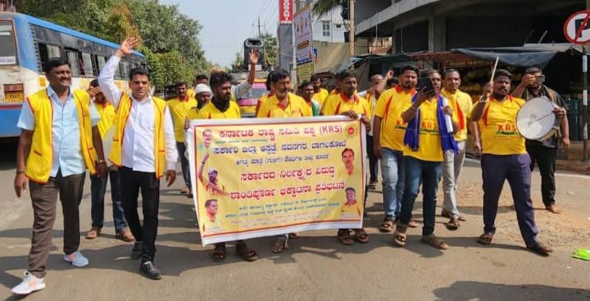 shivanandyadah4's tweet photo. ಶ್ರಮಿಕ ವರ್ಗದವರ ಬಳಿಯಲ್ಲಿ ಭಿಕ್ಷೆ ಎತ್ತಿ ಸರ್ಕಾರಿ ವೈದ್ಯರಿಗೆ ನೀಡುವುದರ ಮೂಲಕ ಅವರ ಲಂಚದ ಆಸೆಯನ್ನು ಈಡೇರಿಸೋಣ ಅನ್ನುವ ಉದ್ದೇಶದಿಂದ ಕೆ ಆರ್ ಎಸ್ ಪಕ್ಷವು #ವೈದ್ಯರಿಗಾಗಿ_ಭಿಕ್ಷೆ ಎನ್ನುವ ವಿನುತನ ಹೋರಾಟವನ್ನು ಮಾಡಿತ್ತು. 

#ಬಾಗಲಕೋಟ https://t.co/OikNyzWHGD