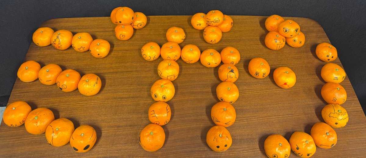 Motlab_TUS's tweet photo. Now then lab is full of mikan. Huge thanks to an alumnus (Mr. Mukai) for the warm seasonal gift!  卒業生（向さん）から大量のみかんが来ました！甘くてうまいと大評判です．ありがとうございます！#差し入れ https://t.co/Wfo5EKVbNm