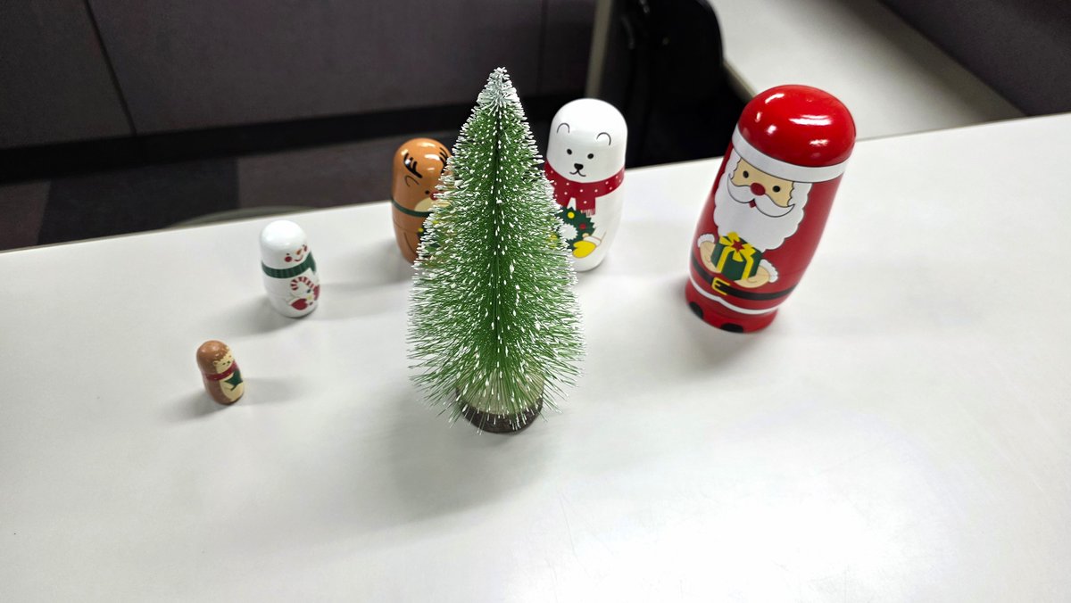 SERIX_JP's tweet photo. 受付で社長がゴソゴソ。
 何かと思えば、マトリョーシカの並び替え。  

絶妙なバランスで並んでます。職人気質がこんなところで……笑 

 #26卒 #27卒 #就活 
#クリスマス #マトリョーシカ 
#サンタ #トナカイ #雪だるま #受付 #社長 https://t.co/EPKDvv8ZSn