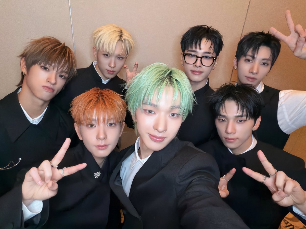 NEXZ_official's tweet photo. [#2025SBS가요대전]

NEXZ at 2025 SBS 가요대전 Red Carpet 📸

#NEXZ
#Beat_Boxer #NEXZ_Beat_Boxer
#SBSGAYODAEJEON https://t.co/9aVhiQbycQ