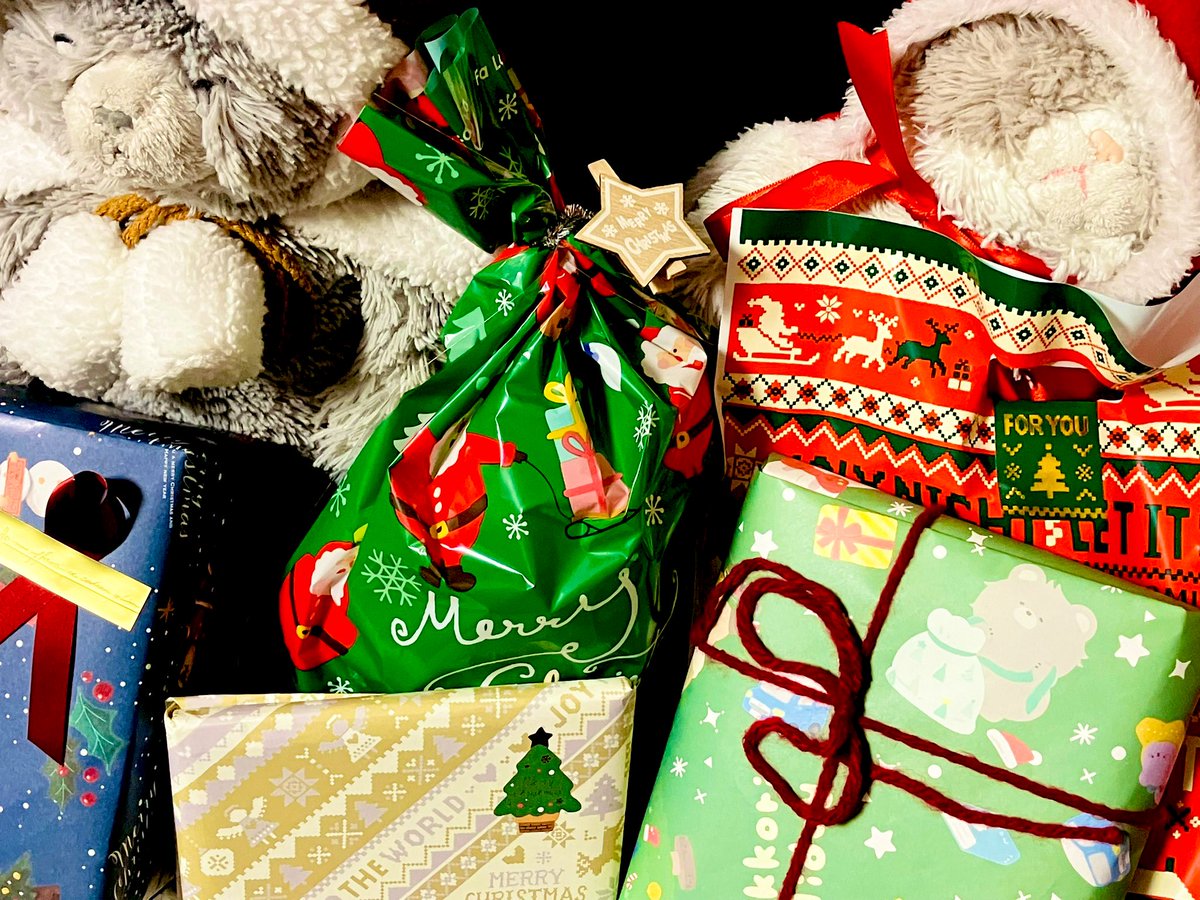「メリークリスマス。 画像は貰ったプレゼントとスーパーセクシーニャンズ。」|ただのスネローのイラスト