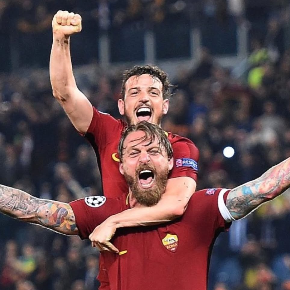 ActualiteSerieA's tweet image. 🎙️🇮🇹 𝗔𝗹𝗲𝘀𝘀𝗮𝗻𝗱𝗿𝗼 𝗙𝗹𝗼𝗿𝗲𝗻𝘇𝗶 :

« Être capitaine du club que tu supportes, ça a une valeur énorme. Surtout à la Roma, après Daniele De Rossi et Francesco Totti. Personne ne pourra jamais être à leur hauteur.

Quand on me demande ce dont je me souviens de mes débuts,…