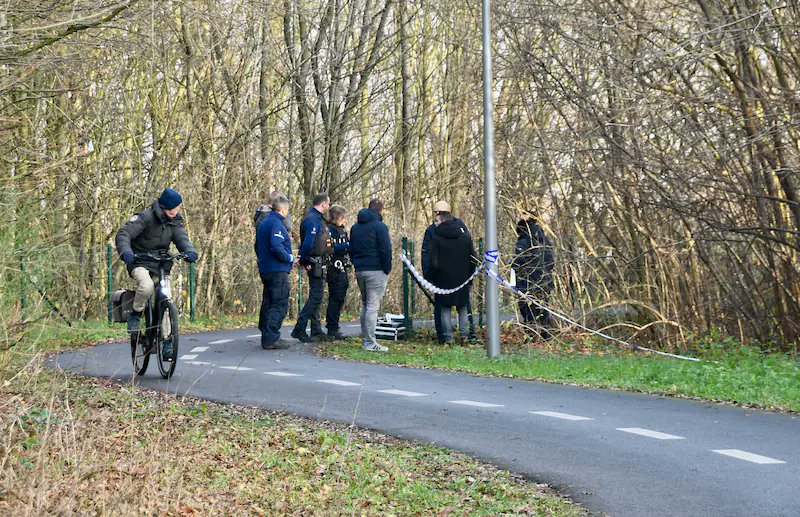 F_Desouche's tweet image. Courtrai (Bel.) : Une cycliste entraînée dans les buissons et violée par un homme d’origine rwandaise (MàJ : Le suspect : un potentiel "violeur en série" ? D'autres victimes se sont manifestées)

 fdesouche.com/2025/12/25/cou…