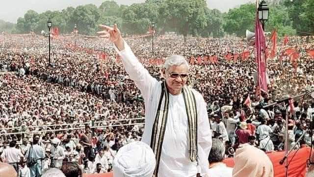 praveen_kgl's tweet photo. #கேவலம் 2MP வச்சுக்கிட்டு இவ்ளோ பேச்சா?😁

#இன்று வெறும் 2MP க்கள் என எங்களை பார்த்து நீங்கள் சிரிக்கலாம்!ஆனால் ஒருநாள் இந்த நாட்டையே நாங்கள் ஆள்வோம்!

மீண்டும் காங்கிரஸ் கூட்டம் கை கொட்டி சிரிக்குறது!

#நல்லவர்கள் வாக்கு பொய்க்காது!
#AtalBihariVajpayee 🔥🔥🔥🔥 https://t.co/UHg1CKvgnV
