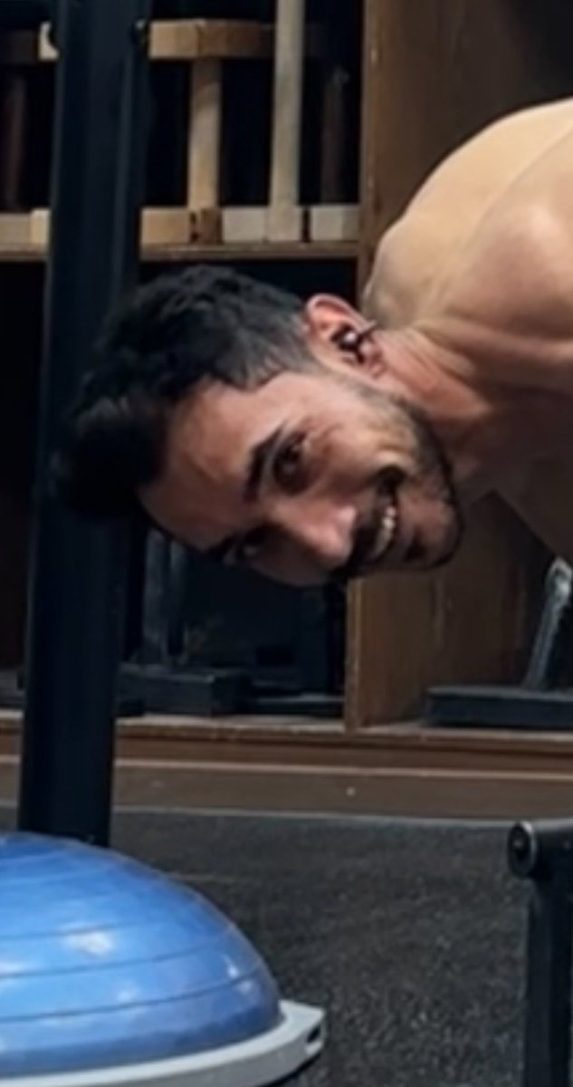 مبتسم يعني عادي ومرتاح انا جبهتي طالع فيها عروق من قو الضغط 🤣