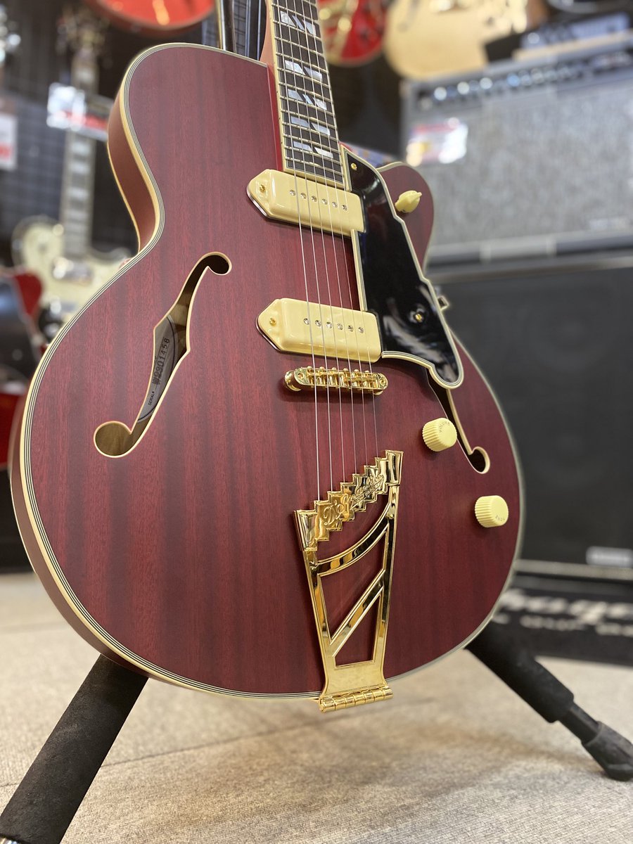 こんにちは！スタッフ杉谷です🖋 【 Deluxe 59 P-90 Satin Trans Wine