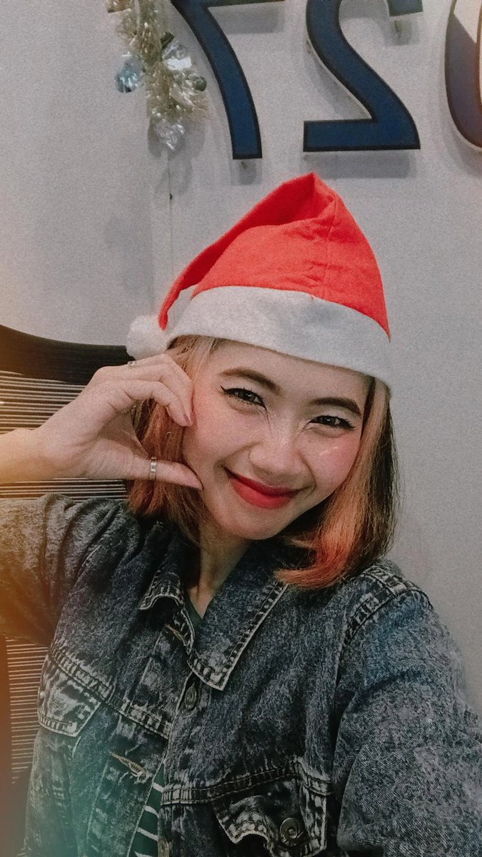 Annyeong Chingu❤️
Hohoho Feliz Navidad🎅🎄May your Christmas be filled with love and laughter! Kajja stay tuned di #KOSEK #KOREASEKALI w/ #NiarYuniar for celebrate this Christmas! Request lagu K-Pop juga dong~ NIARHAE!🤟🏻 mtbfm.co.id