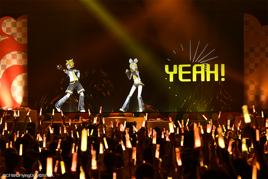 rinlen_live's tweet image. 【🧡Happy Birthday💛】

本日は #鏡音リン #鏡音レン の 🎉⭐お誕生日⭐🎊

リン・レンのお誕生日を記念して #鏡音バースデーライブ より思い出の写真を公開🎈🎈

みなさま、これからもよろしくお願い申し上げます🧡🎁💛

テーマソングMV：youtu.be/MfCP7QNcKaY
#TwoYou