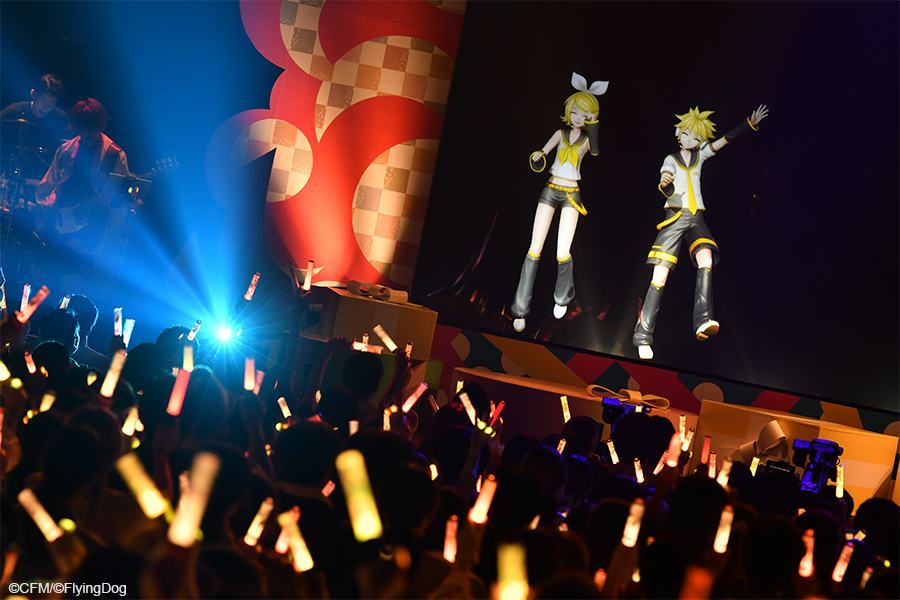 rinlen_live's tweet image. 【🧡Happy Birthday💛】

本日は #鏡音リン #鏡音レン の 🎉⭐お誕生日⭐🎊

リン・レンのお誕生日を記念して #鏡音バースデーライブ より思い出の写真を公開🎈🎈

みなさま、これからもよろしくお願い申し上げます🧡🎁💛

テーマソングMV：youtu.be/MfCP7QNcKaY
#TwoYou