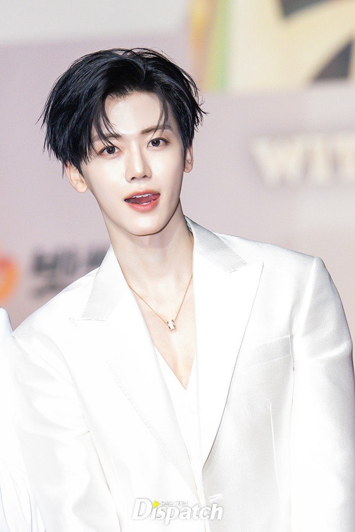 augustmarkie's tweet image. this photo of jaemin…him with his tongue habit wearing a white suit and necklace with black hair…DOWN BAD