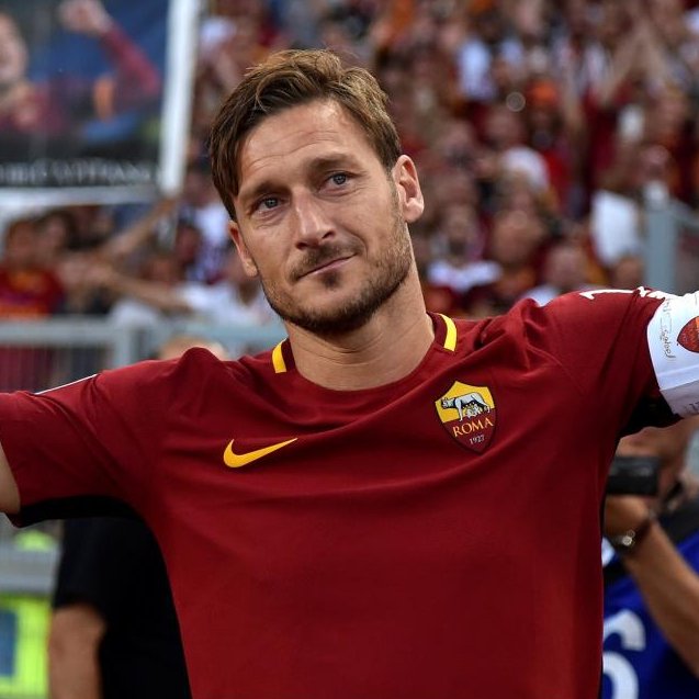 ActualiteSerieA's tweet image. 🎙️🇮🇹 𝗔𝗹𝗲𝘀𝘀𝗮𝗻𝗱𝗿𝗼 𝗙𝗹𝗼𝗿𝗲𝗻𝘇𝗶 :

« Être capitaine du club que tu supportes, ça a une valeur énorme. Surtout à la Roma, après Daniele De Rossi et Francesco Totti. Personne ne pourra jamais être à leur hauteur.

Quand on me demande ce dont je me souviens de mes débuts,…