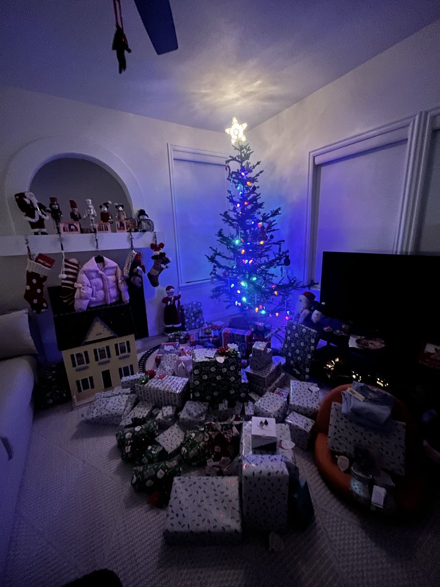 KWest2424's tweet photo. @notthefakeSVP #ShowSVPTheTree @notthefakeSVP 
Merry Christmas!    I love the magic of Christmas morning!    It’s unmatched. https://t.co/Tlmm5tOdd7