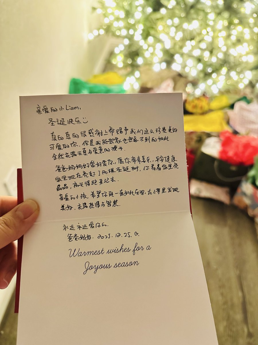 Iceyicic's tweet photo. ��爱的小Liam，一想到早上你起来���到这些圣诞礼物就好期待好开心！圣诞快乐亲爱的宝贝🎄❤️ https://t.co/jDrfzLBWlM
