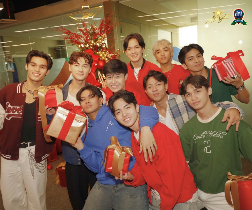 starhuntacademy's tweet image. Merry Christmas from the SHA Trainees! ✨🎄

🎄Designed by: @eventscentralphil
📸Photo by: @seizethelight.photography