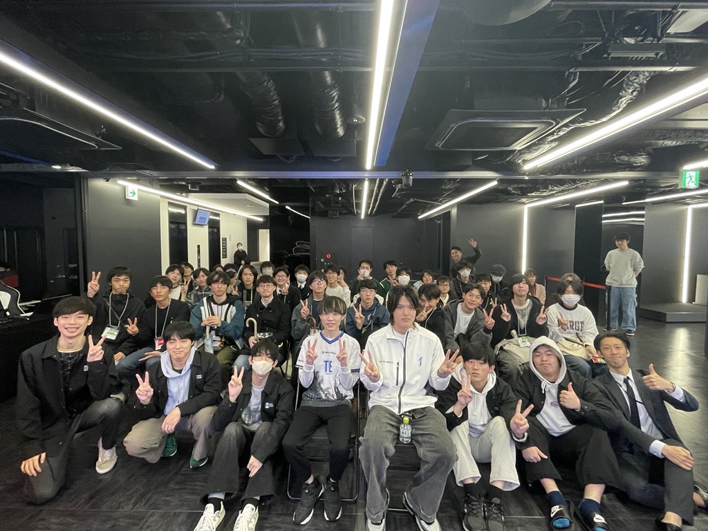 kyoto_tech_'s tweet photo. 京都テック クリスマスオープンキャンパスにて、 #TIECLAN の #Ftyan 氏、#ロッコク 氏 にお越しいただきました‼在校生との交流戦で、実際にプレイを見せていただいたり、トークショーをしていただきました😁
#京都テック #京都tech #eスポーツ
@TIECLAN_ @apex66459930 @_Ftyan https://t.co/jrUDvu6VjE