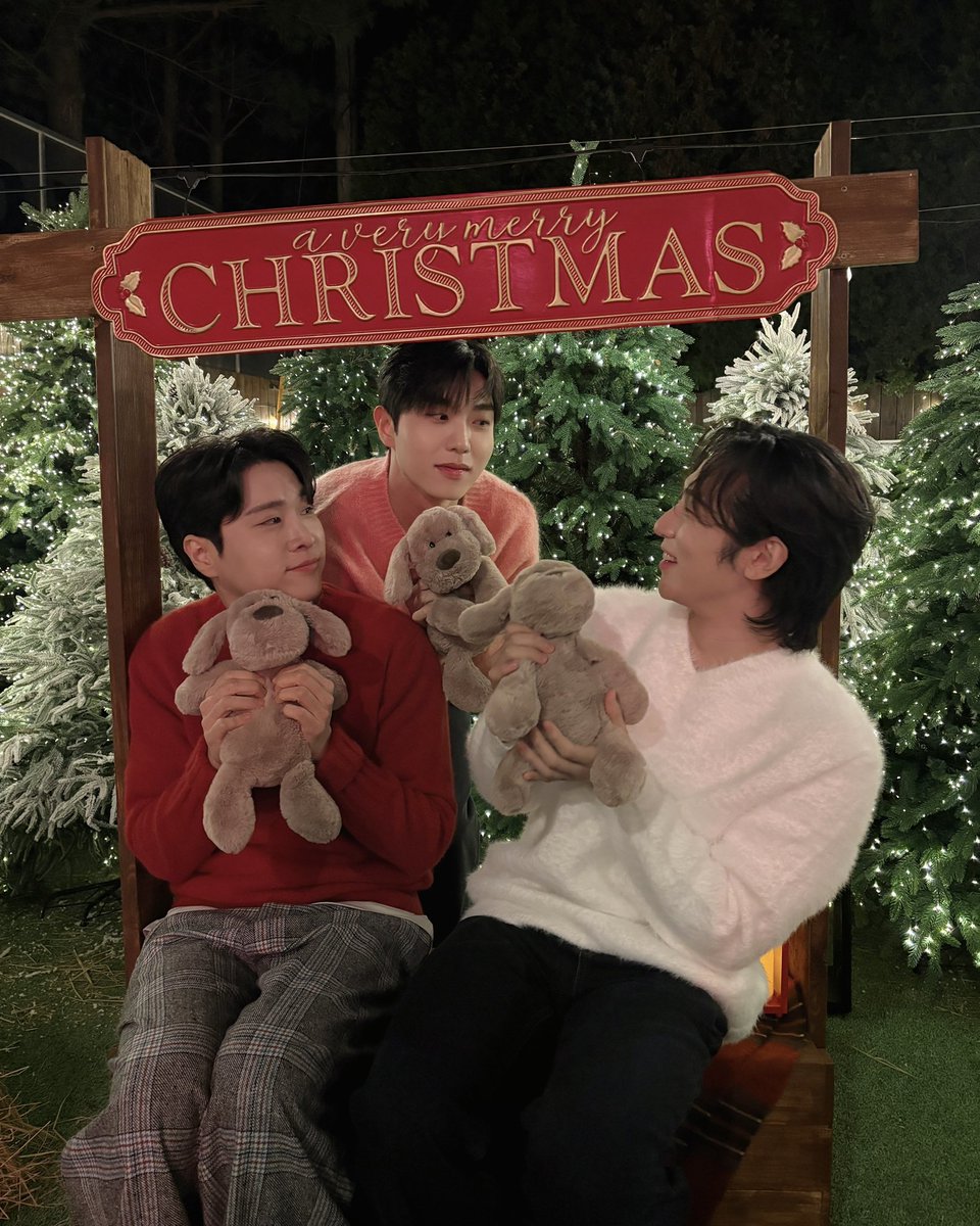 Libelante_twt's tweet photo. Libelante 🩵 Lib-balm
Merry Christmas
🎄❄️🦦🐈‍⬛🦁❄️🎄

#Libelante #리베란테 #김지훈 #진원 #노현우
#KimJiHoon #JinWon #RohHyunWoo 
#FelizNavidad2025 #MerryChristmas https://t.co/ken2H7V27c