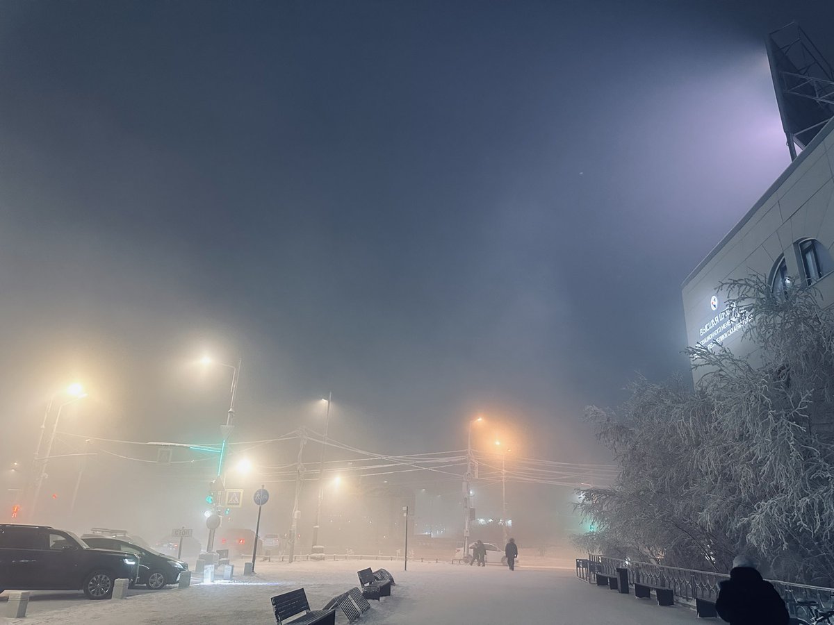 С годами, конечно, отношение к этому пиздецу постепенно меняется от «да и похуй» в сторону «я вот ето вот в рот ебал». Туман еще этот ебучий. Примиряет с реальностью только билет на самолет в кармане