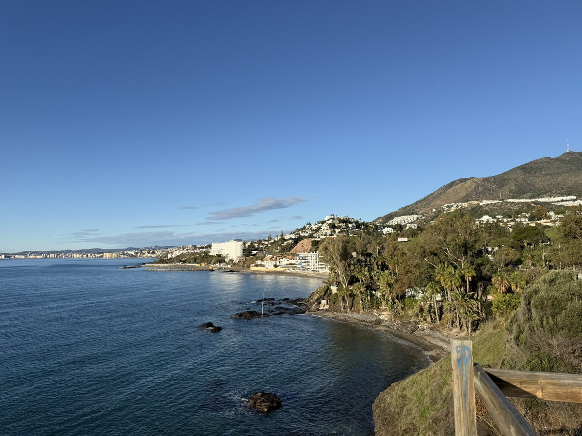 PlanetaExplora's tweet image. Feliz día a todos desde nuestro barrio. Un día precioso amanece.