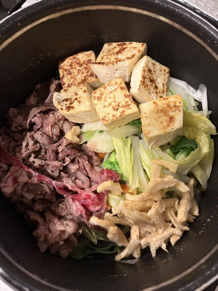 tachyon_beat's tweet photo. 焼き豆腐がなんとなく高い気がして54円の豆腐を水を抜き、焼いて、牛すき鍋煮込みます https://t.co/JggObnwpjd
