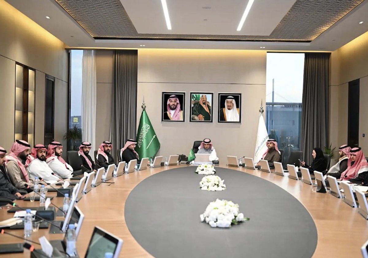 حين تتحول التجربة إلى قيمة، والمعرفة إلى فرق قادرة على الاستدامة، تولد القيادة التي تصنع المستقبل، في جلسة حوارية ضمّت رواد أعمال وطلاب دراسات عليا في إطار مبادرة التطوع الاحترافي، ناقشنا تمكين الكفاءات ونقل الخبرة من الميدان إلى الأجيال القادمة بوصفه مسارًا حقيقيًا لصناعة الأثر.