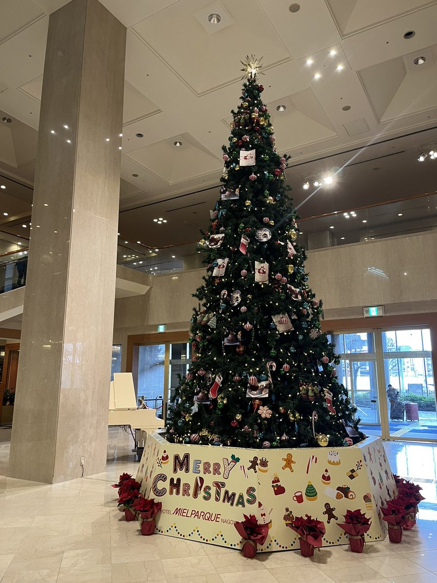 クリスマスストリートピアノ2025 #メルパルク名古屋
今年もありがとうございました😊今日はホテル内でアンパンマンのイベントがあって、子ども連れのお客さんがたくさん。アンパンマンマーチも弾かせていただきました。聴いてくださった方々ありがとう🩷
#メルパルク　#ストリートピアノ