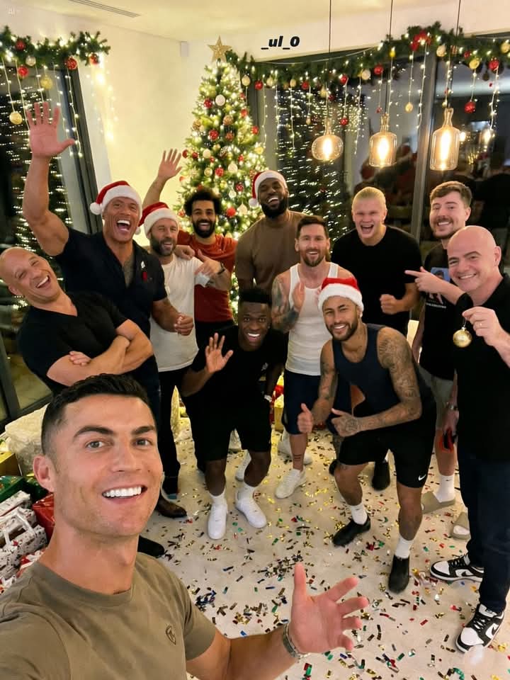 CrRonaldo7Jr's tweet photo. Merry Christmas from the world legends 🎉🎄 https://t.co/roXQBH6iRT