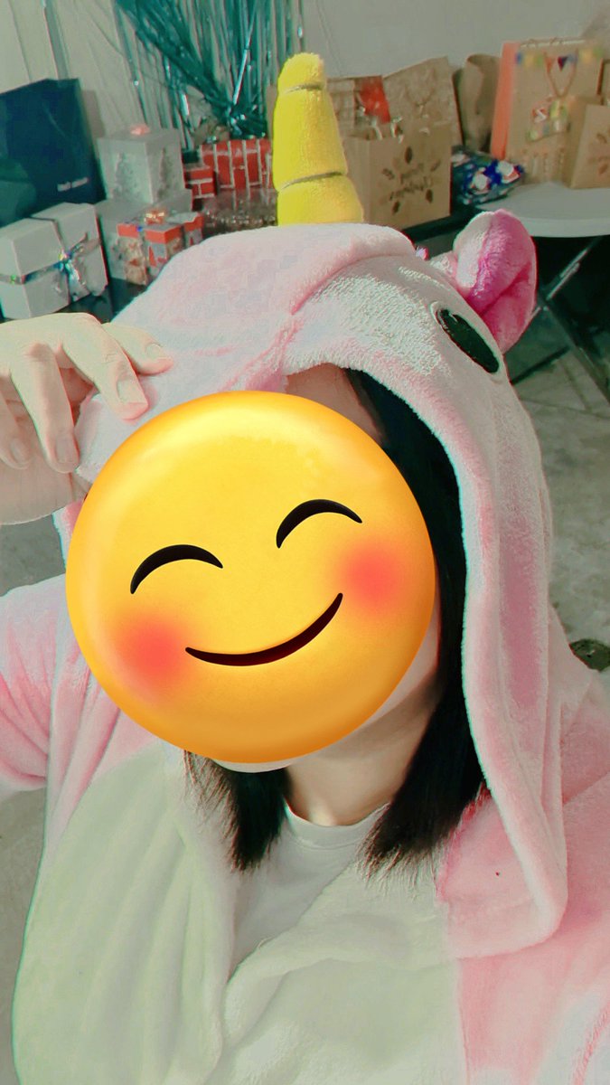 InsomnioNegro's tweet photo. Hoy fui una unicornio 🦄 jijiji Feliz navidad 🎄 https://t.co/Qk9RjmT3yB