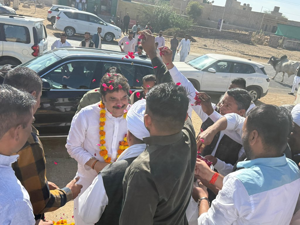 bishnoikuldeep's tweet photo. 4. स्वर्णनगरी जैसलमेर के गांव धोलिया पहुंचकर वन्य जीव व पर्यावरण पे्रमी शहीद राधेश्याम पैमाणी तथा शहीद श्यामलाल फौजी को श्रद्धांजलि अर्पित की। धोलिया गांव में ही रामधन मांझू जी के आवास पर जलपान कार्यक्रम में शिरकत की। खेतोलाई गांव में पूर्व सरपंच श्री नात्थूराम ज्याणी जी और डॉ. पुष्पेन्द्र जी के नवगृह प्रवेश के उपलक्ष्य में आयोजित समारोह में शिरकत की और परिवार को शुभकामनाएं दी। चौ. भजन लाल परिवार और इस क्षेत्र के लोगों का सदैव ही आपसी सामाजिक व राजनीतिक सौहार्दपूर्ण पारिवारिक रिश्ता रहा है। जब भी राजस्थान आता हूँ तो यहां की अपनायत, प्यार, स्नेह, लगाव और आशीर्वाद से अभिभूत हो जाता हूँ। इस अवसर पर पूर्व विधायक श्री मलखान सिंह बिश्नोई जी, महासभा के उपप्रधान श्री पप्पूराम डारा जी, महासभा के उपप्रधान श्री भागीरथ तेतरवाल जी, श्री परसराम बिश्नोई जी, उपप्रधान श्री सोमप्रकाश सिगड़ जी, सचिव श्री नारायण राम डाबड़ी जी, सचिव श्री बलदेव खोखर जी, सचिव श्री जयकिशन सहारण जी, श्री प्रदीप जी बीकानेर, श्री शिवराज जाखड़ जी, श्री जीवणराम जी गिला जी, सरपंच करणा राम जी, श्री सहीराम जी, सरपंच शिवरत्न जी सहित अनेक गणमान्य व्यक्ति मौजूद थे।