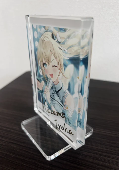 【実物写真】 新刊セットに入れる10mm厚アクスタです! チェキ風のデザインで、 アクリル手前にブリリアントゴールドの箔押し、奥にイラストの印刷をしていただいたので立体感のある仕上がりです (アクリルブロックのアクスタ版のようなイメージ) #C107