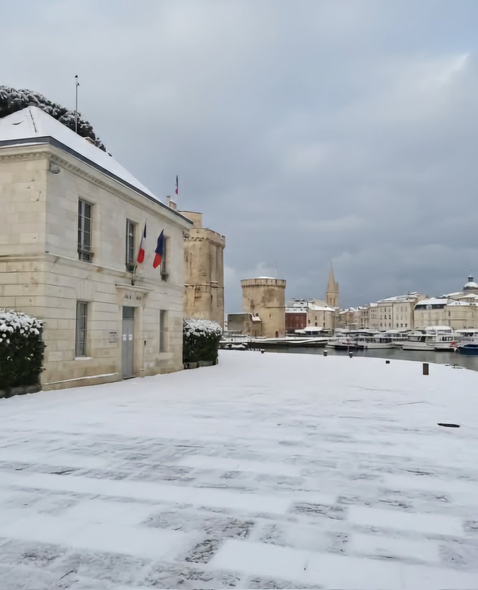 _MissROXY_'s tweet image. Assez rare pour être souligné... Je vous dis pas la torture de marcher dessus avec des talons aiguilles quand on connaît les pavés qui recouvrent le Vieux Port... ❄️😉🤪 #LaRochelle #LaRochelle