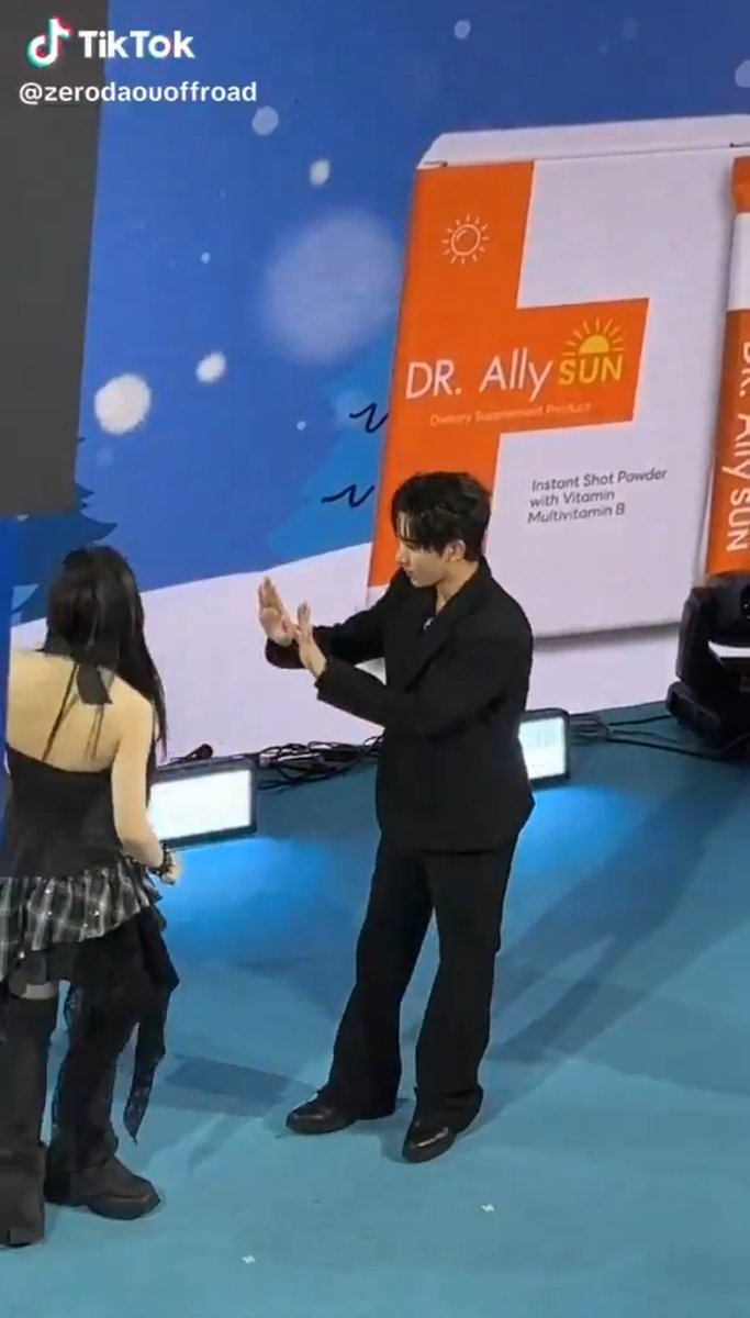 TFPtwo's tweet image. For nth times Perth is being left hanging when he asked for a high five 😅
The fan might be too shy and didn't notice it. Poor my boy 🤣

PERTH XMAS TOGETHER DRALLY 

#DrAllyChristmasEvexPerth
#PerthTanapon #KDPPE