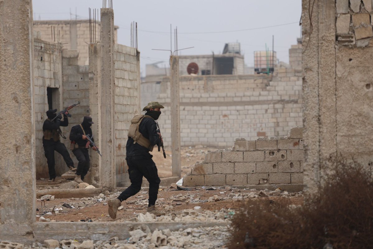 syrianmoi's tweet image. استكمالاً للعملية الأمنية النوعية التي نُفِّذت في مدينة معضمية الشام، وضمن الجهود المتواصلة لملاحقة فلول تنظيم داعش الإرهابي، نفذت الوحدات المختصة في محافظة ريف دمشق، بالتعاون مع جهاز الاستخبارات العامة وعبر التنسيق مع قوات التحالف الدولي، عملية أمنية دقيقة في بلدة البويضة،