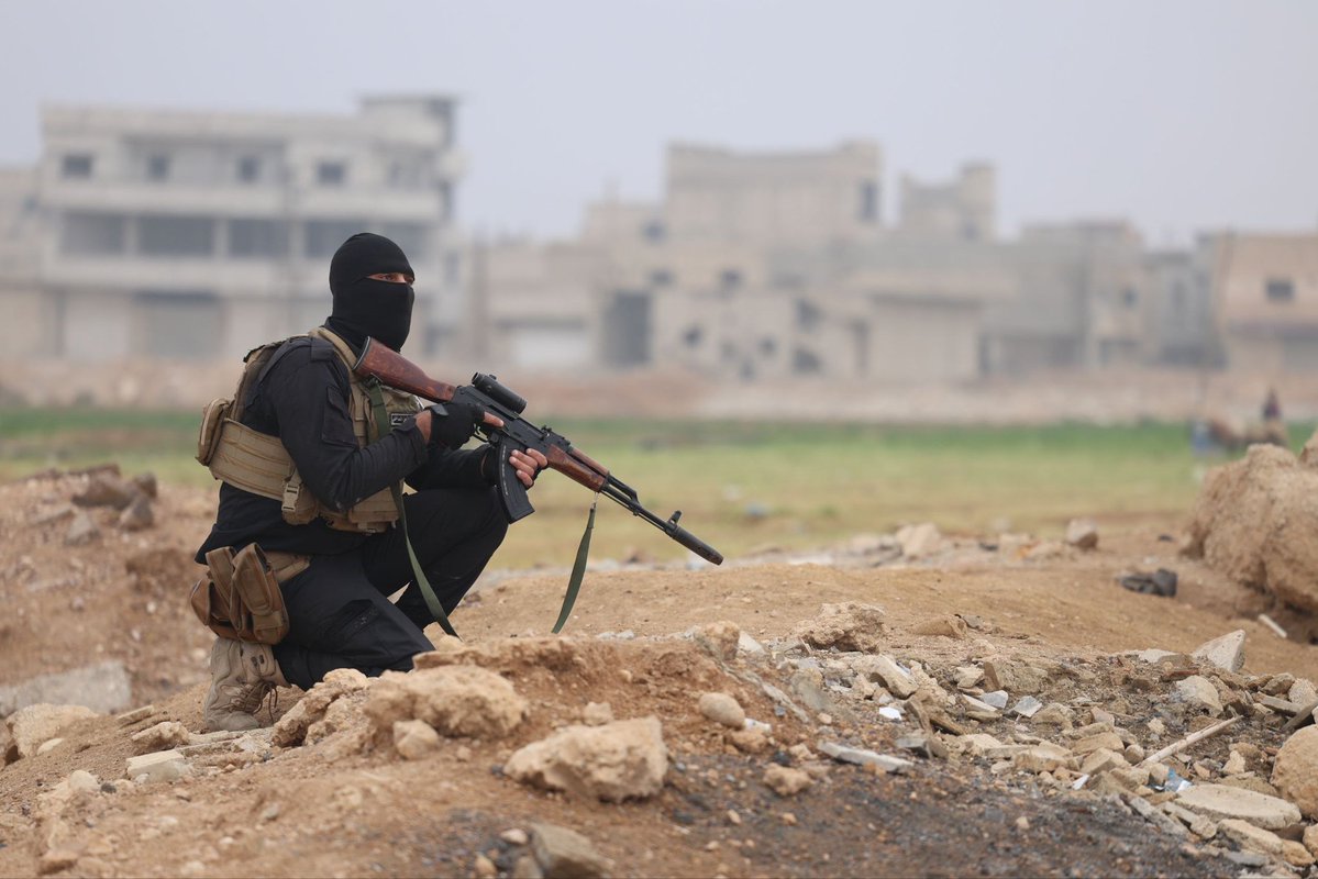 syrianmoi's tweet image. استكمالاً للعملية الأمنية النوعية التي نُفِّذت في مدينة معضمية الشام، وضمن الجهود المتواصلة لملاحقة فلول تنظيم داعش الإرهابي، نفذت الوحدات المختصة في محافظة ريف دمشق، بالتعاون مع جهاز الاستخبارات العامة وعبر التنسيق مع قوات التحالف الدولي، عملية أمنية دقيقة في بلدة البويضة،