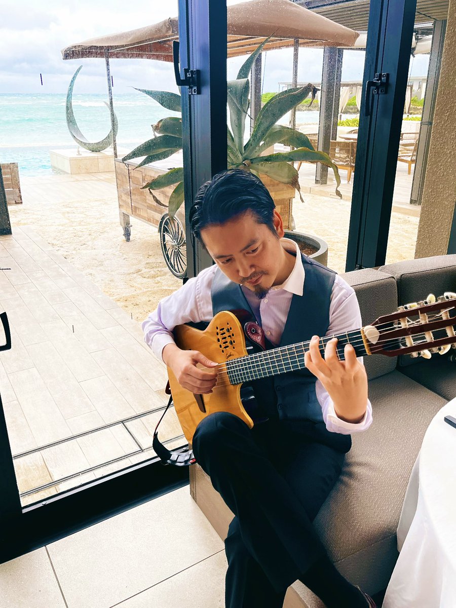 Tonight is the last one of this year in Miyakojima. Thank you all and happy holidays!!
今夜は宮古島にて今年最後の演奏。改めて今年素晴らしい時間を共有できた皆様、有難うございました。来年もよろしくね！ご機嫌な年越しを！