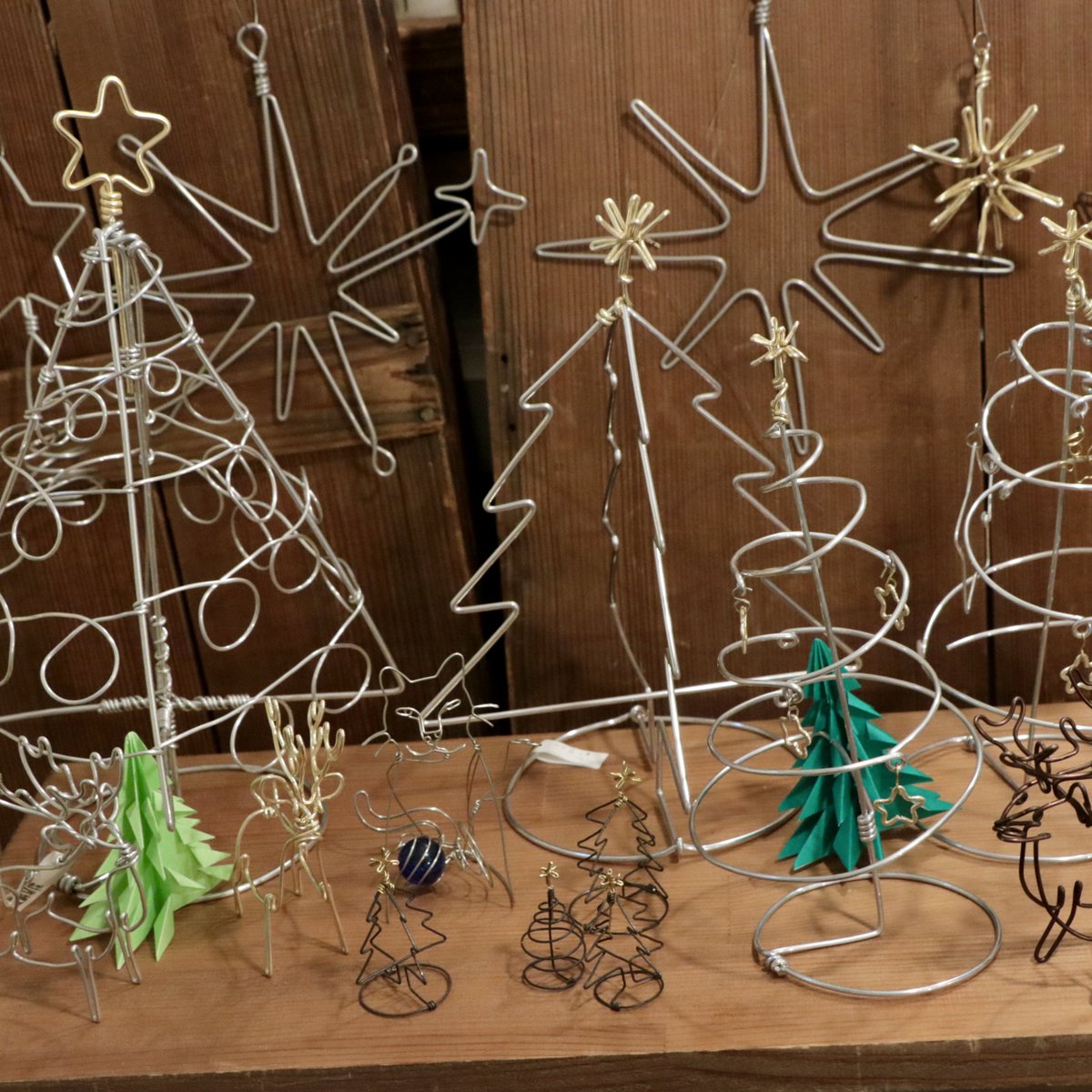 レクサス覚王山での夫婦二人展、
ご来場ありがとうございました。
写真はクリスマス針金作品。干支の馬も制作中です。

【年末年始休業】
12/28 特別営業
12/29-1/4 休業
1/5〜通常営業
#yaouo #針金細工八百魚