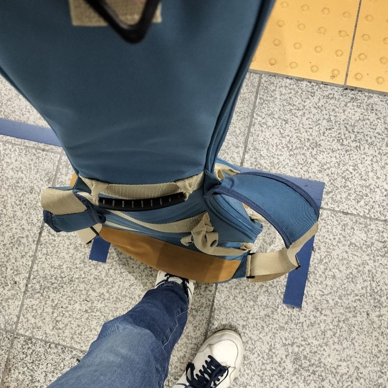 UtataneInc's tweet photo. いいか、ギタリストのみんな！
駅のホームでソフトケースを下ろす時、ゴン！と置いちゃダメだぞ。

ストラップピンがユルユルになってくるし、ケースも穴あいてくるし、もう大変なんだ。

さり気なく足の上に置くんだぞ。

（僕、ついついゴン！とやってしまいます。） https://t.co/M5ahAuf9C7