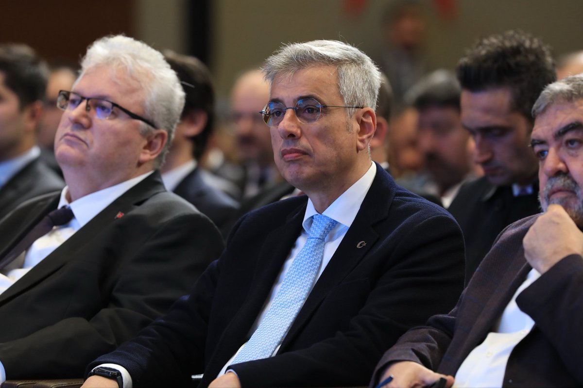 saglikbakanligi's tweet photo. “Sağlık hizmetlerinde dijital alanda attığımız adımlara bir yenisini daha ekliyoruz. Elektronik Vaka Sistemiyle her saniyeyi kayıt altına alıyor, müdahaleyi hızlandırıyoruz.”

Sağlık Bakanımız Prof. Dr. Kemal Memişoğlu, 856 Ambulansın Sağlık Hizmetine Alım Töreni'nde katılımcılara hitap etti. 

📍Sağlık Bakanlığı Bilkent Yerleşkesi