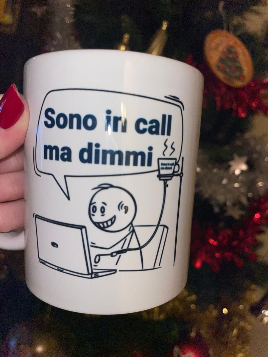 “Sono in call, ma dimmi.”
È la frase scritta sulla tazza che mi ha regalato mia figlia.
In questi giorni di festa l’ho sentita come un invito gentile a rallentare, ad ascoltare davvero, a ritagliarci tempo  per noi stesse e per chi abbiamo accanto.
Buone feste, con calma.