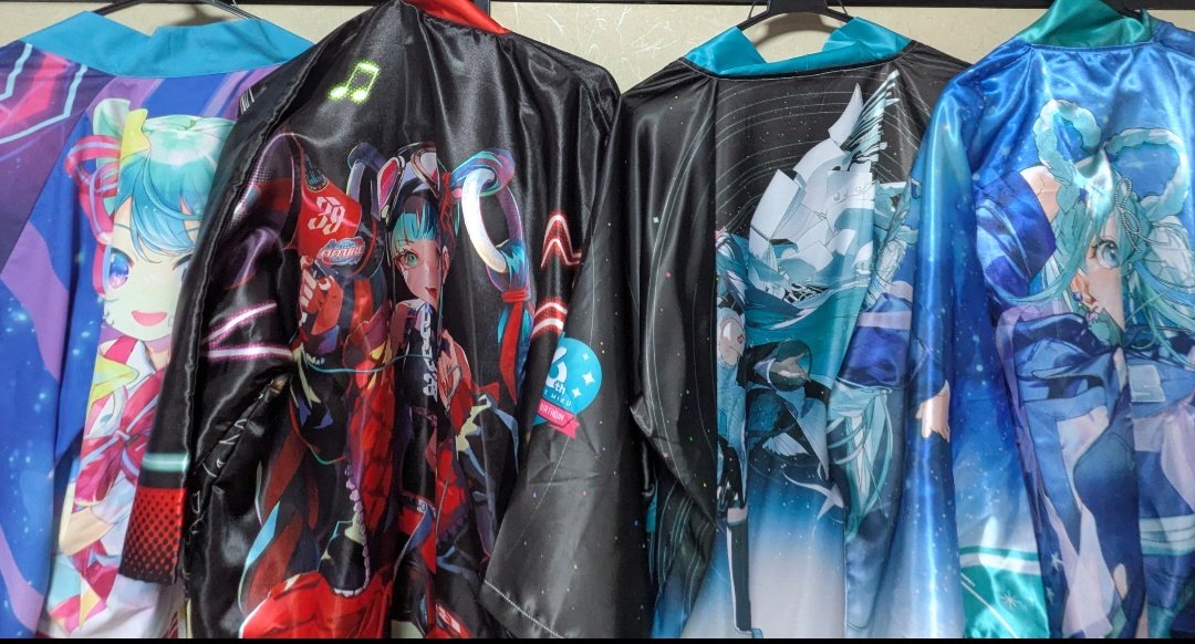 なんかライブ行く度ペンラと合わせて法被あるとつい買っちゃうんだよな
着れるのは1着だけだしその時くらいしか着ないのになんでだろうね()