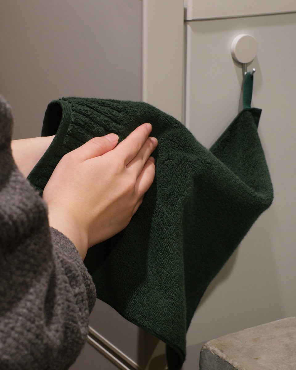 掛けて使える、ループタオル】 冬らしい深みのあるグリーンに染め上げ