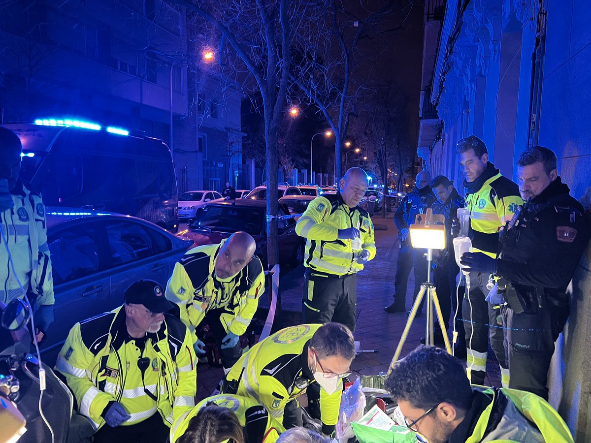 Los servicios de #seguridad y #emergencias de la ciudad de #Madrid han tenido tres sucesos graves esta noche.

Dos fallecidos por agresiones con #armablanca en Puente de Vallecas y Chamberí; y un accidente de tráfico en el que el conductor quedó atrapado y resultó herido grave.