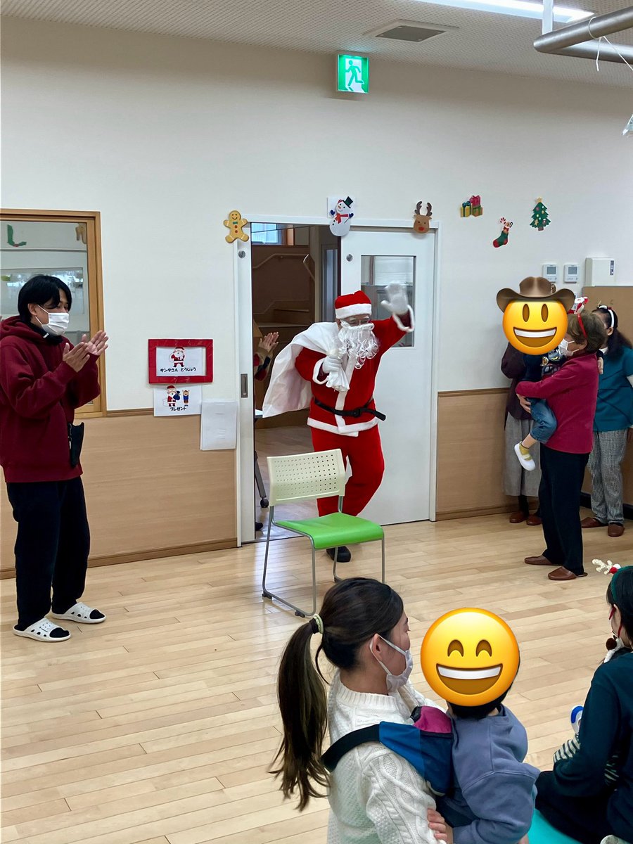 sinhonmatijidou's tweet photo. 多世代交流サロン"れんこん"さんが今年も来て、しんほんまち"あゆみ"のクリスマス会を盛り上げてくれました。熱のこもったハンドベルの演奏に、子供たちの目も釘付けです。 https://t.co/BLB0X7CGgu