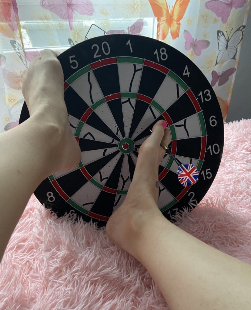 barbieof86's tweet photo. Quien tiene buena puntería? 😏😈 #feetmodels #targetshooting https://t.co/stoHEZXBQW