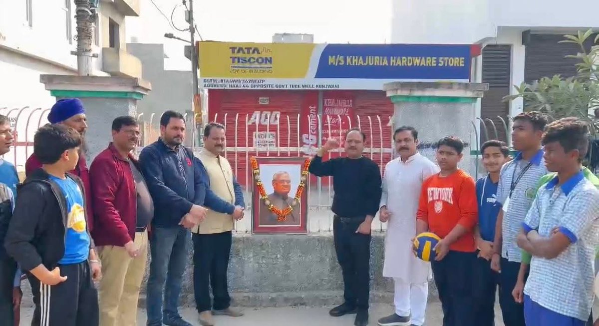 nareshsinghbjp's tweet photo. भारतीय राजनीति के शिखर पुरुष, पूर्व प्रधानमंत्री एवं भारत रत्न श्रद्धेय अटल बिहारी वाजपेयी जी की 101वीं जयंती पर मंडल कुंजवानी में मंडल अध्यक्ष श्री अजय प्रताप सिंह की अध्यक्षता में आयोजित कार्यक्रम में उन्हें श्रद्धांजलि अर्पित की।
#AtalSmritiVarsh https://t.co/YMuos1RONg