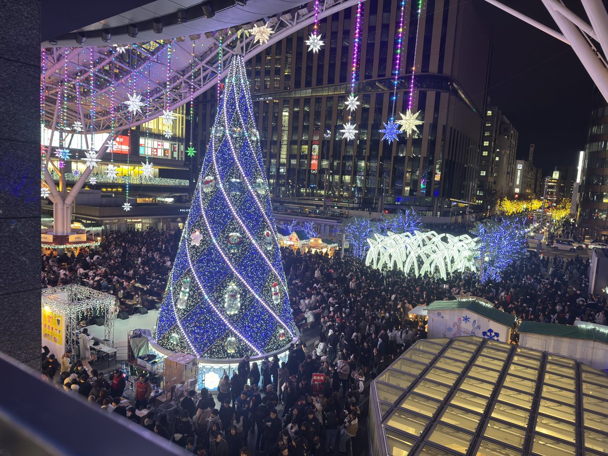 TIME201212's tweet image. 今夜の博多駅前広場やばい
見に行った中では過去一の混雑かもしれない