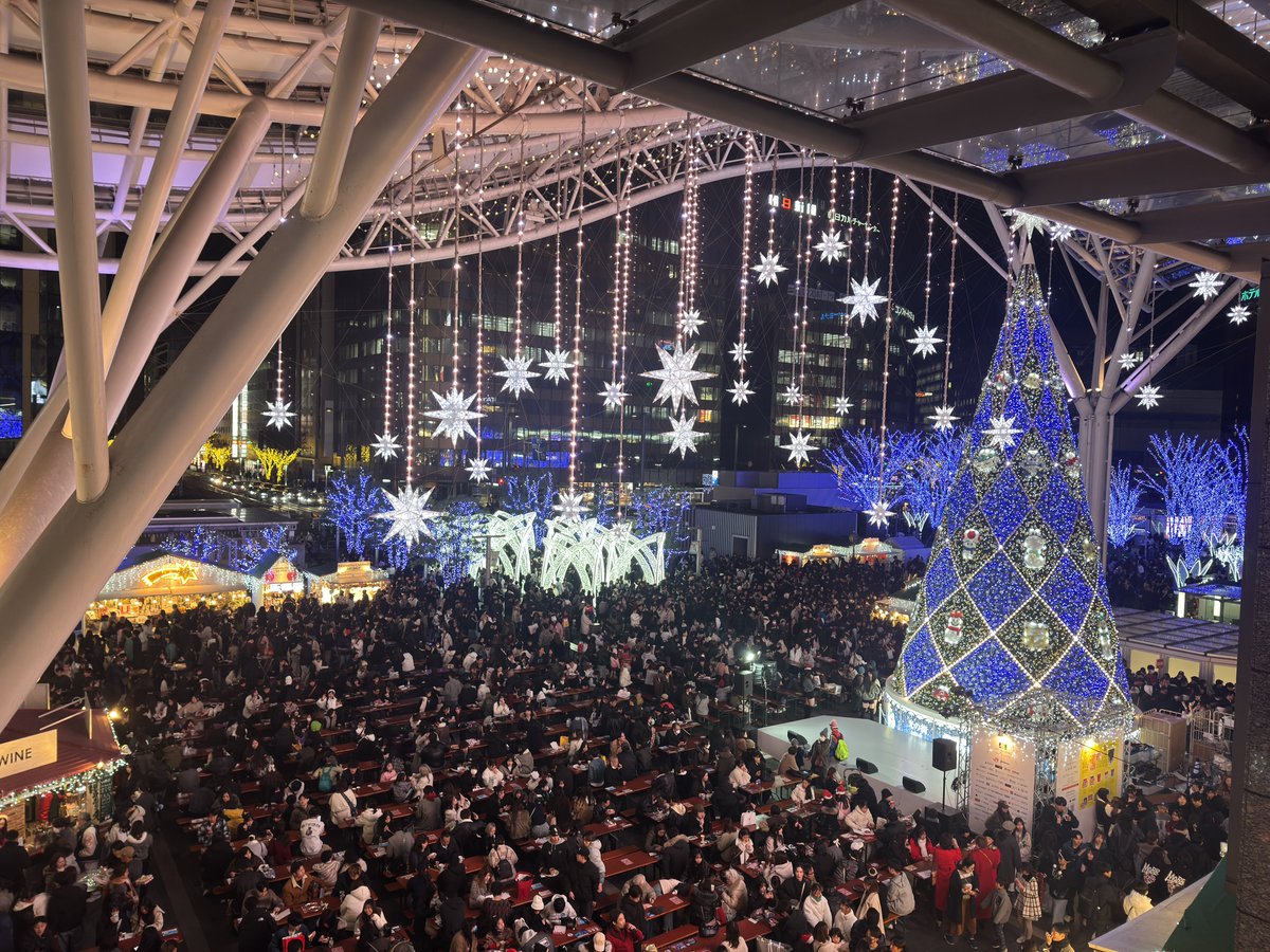 TIME201212's tweet image. 今夜の博多駅前広場やばい
見に行った中では過去一の混雑かもしれない