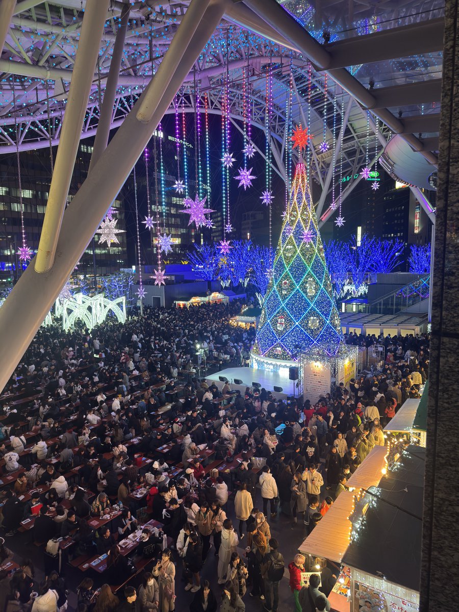 TIME201212's tweet image. 今夜の博多駅前広場やばい
見に行った中では過去一の混雑かもしれない