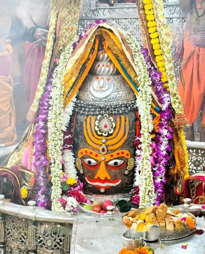 🙏🌹 जय श्री महाकाल 🌹🙏
श्री महाकालेश्वर ज्योतिर्लिंग जी का भस्म श्रंगार आरती दर्शन
25 दिसंबर 2025 (गुरुवार)
ll🌿सत सृष्टि तांडव रचयिता💐
🌹नटराज राज नमो नम🌸ll
ll🌞हे आद्य गुरु शंकर पिता 🌺
🐍नटराज राज नमो नमः...🐂ll